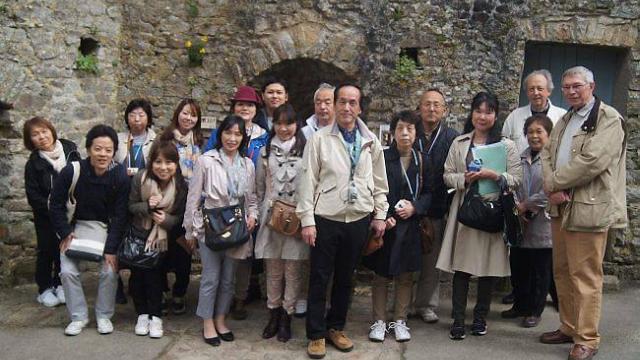     japonais     Le groupe de touristes nippons à la porte du guichet, vendredi, en compagnie de leur guide, Robert Marschall, président de l'Association des Amis de Sainte-Suzanne